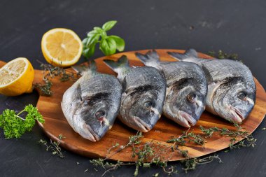 Taze soğumuş taze, çiğ çipler pişmeye hazır.