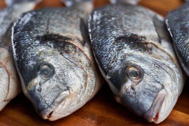 Taze soğumuş taze, çiğ çipler pişmeye hazır.