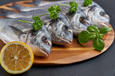 Taze soğumuş taze, çiğ çipler pişmeye hazır.