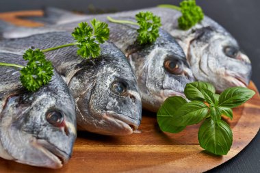 Taze soğumuş taze, çiğ çipler pişmeye hazır.