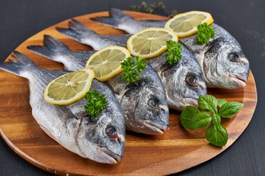 Taze soğumuş taze, çiğ çipler pişmeye hazır.