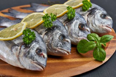 Taze soğumuş taze, çiğ çipler pişmeye hazır.