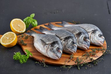 Taze soğumuş taze, çiğ çipler pişmeye hazır.