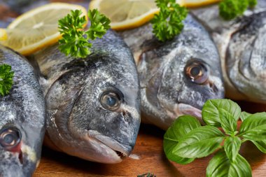 Taze soğumuş taze, çiğ çipler pişmeye hazır.