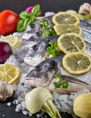 Taze soğumuş taze, çiğ çipler pişmeye hazır.