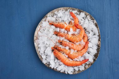 Balık pazarından taze taze taze taze taze çiğ karides yakın plan buzda tutulur.