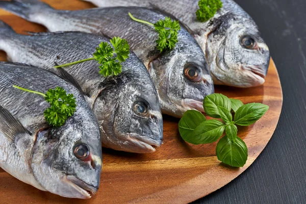 Taze soğumuş taze, çiğ çipler pişmeye hazır.