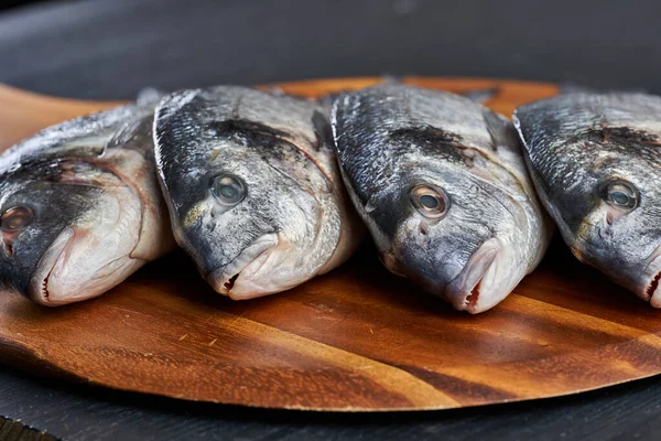 Taze soğumuş taze, çiğ çipler pişmeye hazır.