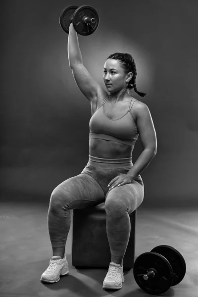 Αυτοπεποίθηση Συν Μέγεθος Νεαρή Γυναίκα Fitness Ενδυμασία Άσκηση Γκρι Φόντο Φωτογραφία Αρχείου