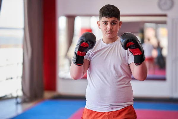 Selbstbewusster Übergewichtiger Boxer Mit Handschuhen Posiert Fitnessstudio Stockbild
