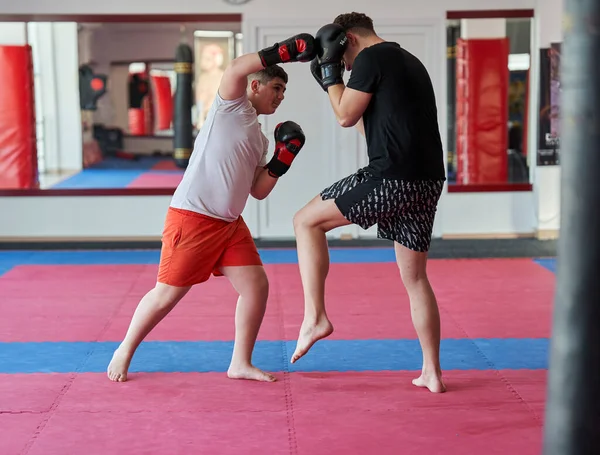 Übergewichtiger Kickbox Kämpfer Beim Sparring Mit Seinem Partner Fitnessstudio Stockbild