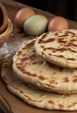 Kızartma tavasından taze ve sıcak tohumlarla düz ekmek.