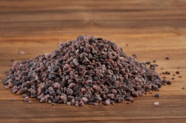 Himalaya siyah tuzu ahşap bir tahtaya yakın çekim