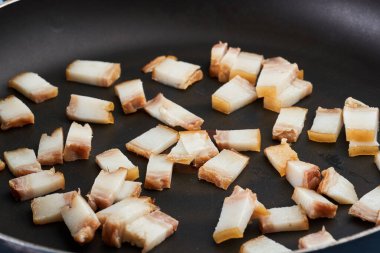 Kızartma tavasında doğranmış domuz eti.