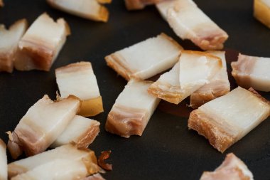 Kızartma tavasında doğranmış domuz eti.