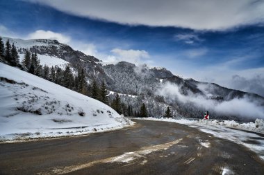 Kış boyunca dağlarda yol bomboş.