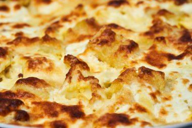 Yunan mutfağı spesiyalitesi musakkanın yakın çekimi.