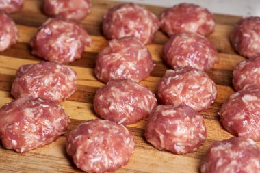 Tahtada pişmemiş domuz köftesi.