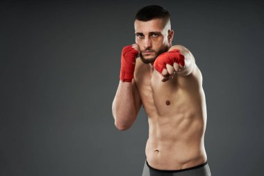 MMA dövüş eğitimi, gri arka planda izole edilmiş stüdyo çekimi.