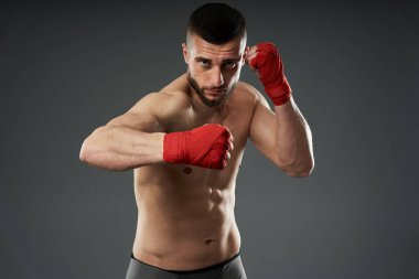 MMA dövüş eğitimi, gri arka planda izole edilmiş stüdyo çekimi.