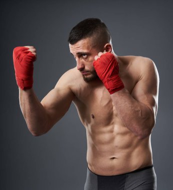 MMA dövüş eğitimi, gri arka planda izole edilmiş stüdyo çekimi.