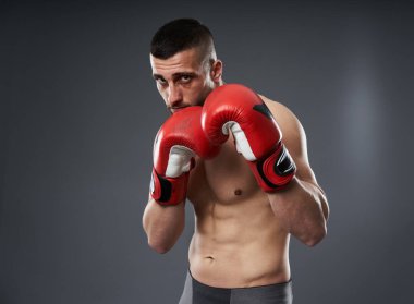 MMA dövüş eğitimi, gri arka planda izole edilmiş stüdyo çekimi.