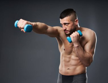 MMA dövüş eğitimi, gri arka planda izole edilmiş stüdyo çekimi.