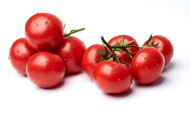 Beyaz arka planda izole edilmiş sarmaşıktaki leziz İtalyan domateslerinin yakın çekimi