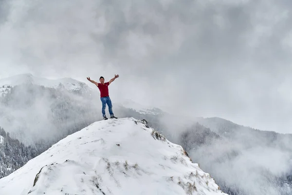 Man Shirt Bara Klättra Ett Berg Genom Snöstormen Vintern Royaltyfria Stockfoton