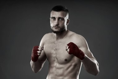 MMA dövüş eğitimi, gri arka planda izole edilmiş stüdyo çekimi.