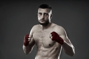 MMA dövüş eğitimi, gri arka planda izole edilmiş stüdyo çekimi.