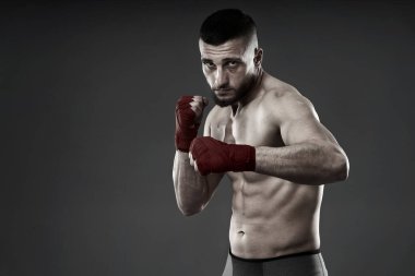 MMA dövüş eğitimi, gri arka planda izole edilmiş stüdyo çekimi.
