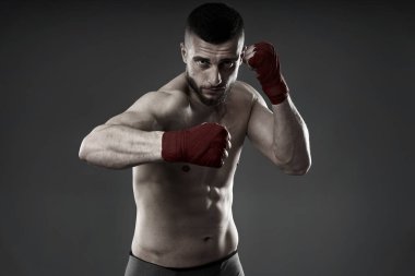 MMA dövüş eğitimi, gri arka planda izole edilmiş stüdyo çekimi.