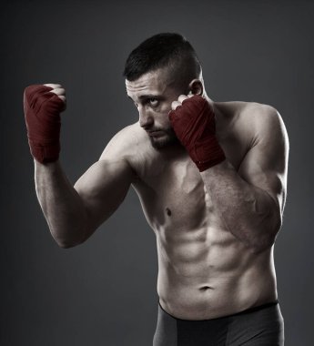 MMA dövüş eğitimi, gri arka planda izole edilmiş stüdyo çekimi.