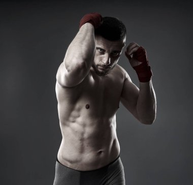 Dövüş sanatları eğitimi, dirsek atışı, gri arka planda izole edilmiş.