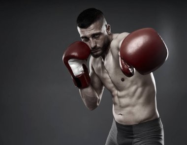 MMA dövüş eğitimi, gri arka planda izole edilmiş stüdyo çekimi.