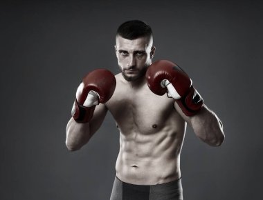 MMA dövüş eğitimi, gri arka planda izole edilmiş stüdyo çekimi.