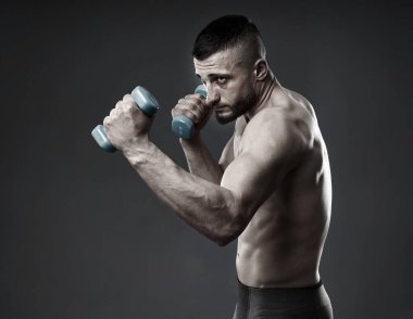 MMA dövüş eğitimi, gri arka planda izole edilmiş stüdyo çekimi.