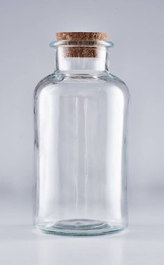 Beyaz arka planda izole edilmiş ahşap kapaklı cam kavanoz