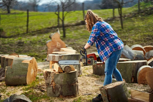 Strong Woman Lumberjack Cutting Big Logs Her Chainsaw — Stock Photo, Image