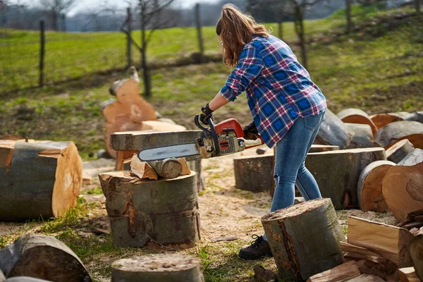 Strong Woman Lumberjack Cutting Big Logs Her Chainsaw — Stock Photo, Image