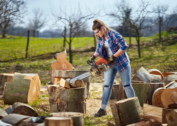 Strong Woman Lumberjack Cutting Big Logs Her Chainsaw — Stock Photo, Image