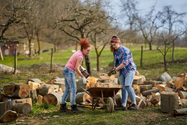 Taşralı kadınlar odunları el arabasına yükleyip barakaya taşıyorlar.