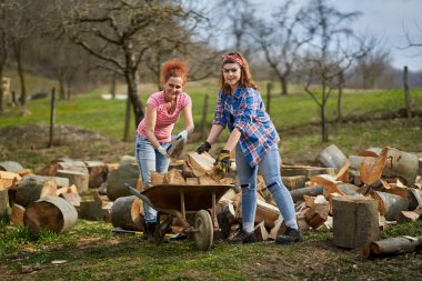 Taşralı kadınlar odunları el arabasına yükleyip barakaya taşıyorlar.