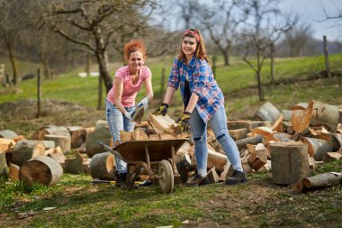 Taşralı kadınlar odunları el arabasına yükleyip barakaya taşıyorlar.