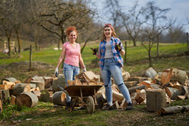 Taşralı kadınlar odunları el arabasına yükleyip barakaya taşıyorlar.