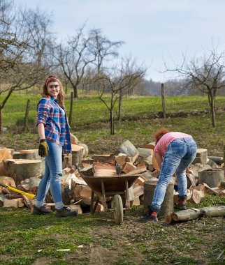 Taşralı kadınlar odunları el arabasına yükleyip barakaya taşıyorlar.