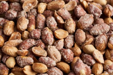 Fırında pişmiş fıstık, çok tuzlu.