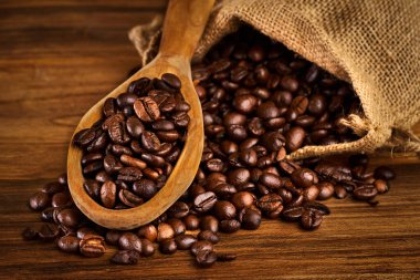 Tekstil torbasından taze kavrulmuş kahve çekirdekleri.