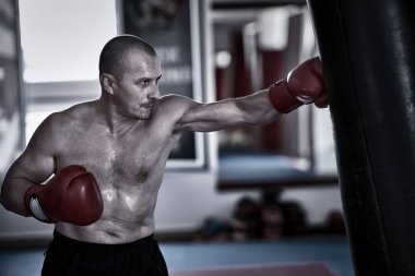 Ağır çantayla boksör eğitimi.